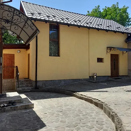 Dva Opryshka Villa Yaremche Exterior photo